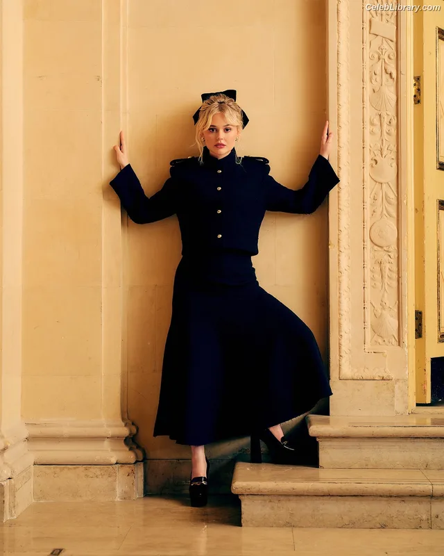 Emily Alyn Lind photo 3 of 325