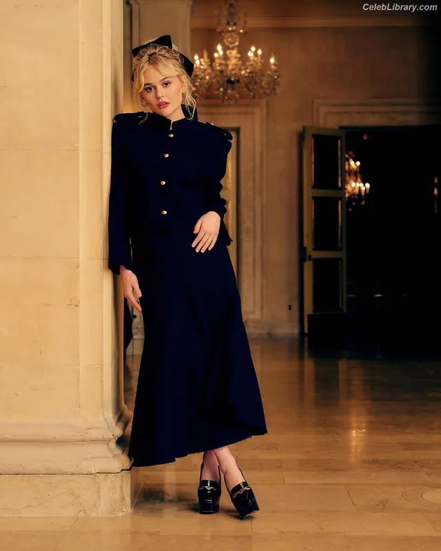 Emily Alyn Lind photo 7 of 325