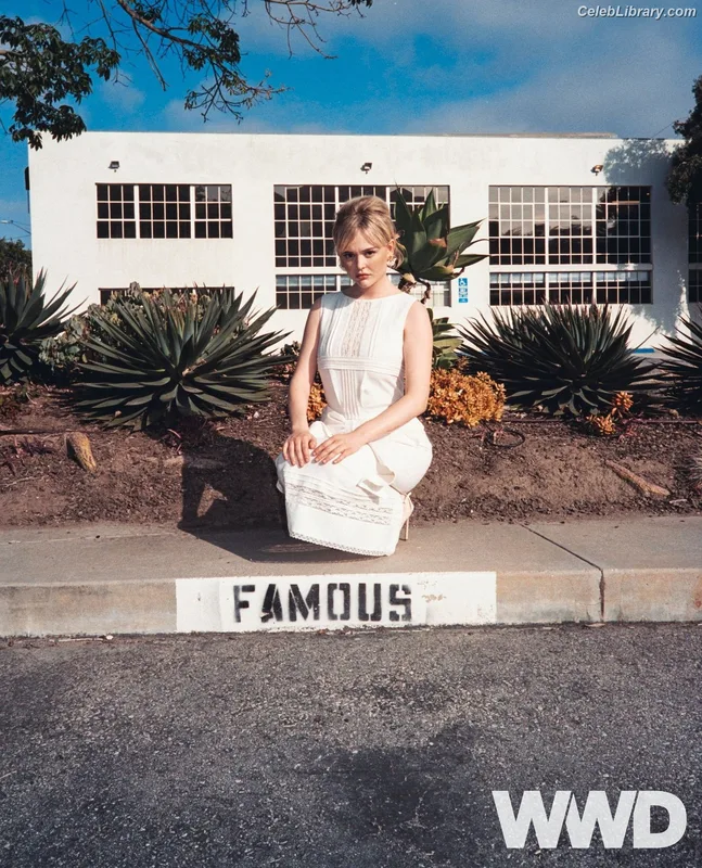 Emily Alyn Lind photo 11 of 325