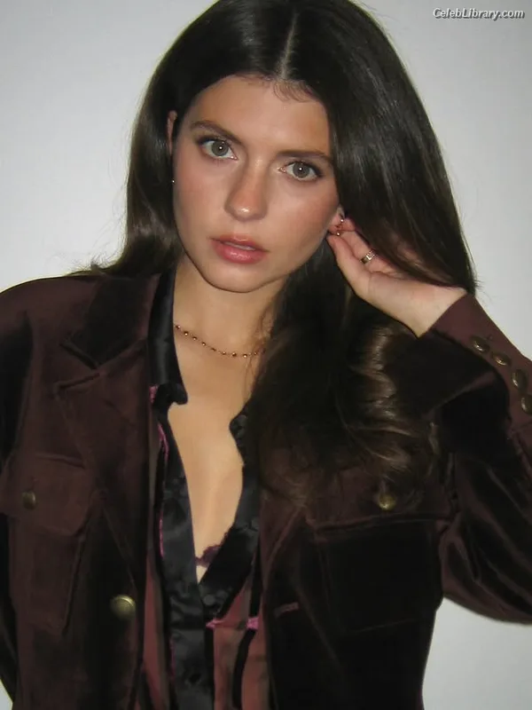 Emily Bader photo 16 of 139