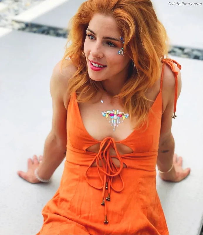 Emily Bett Rickards photo 5 of 80
