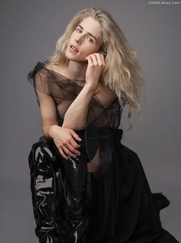 Emily Bett Rickards photo 19 of 80