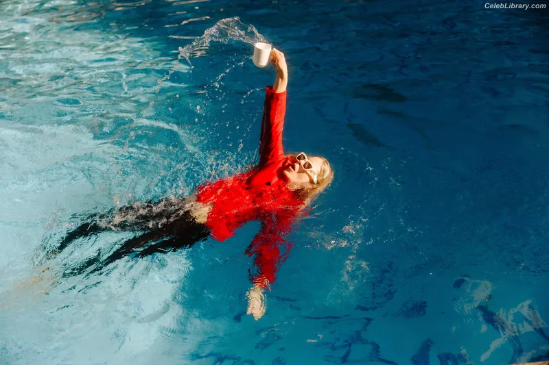 Emily Bett Rickards photo 16 of 80