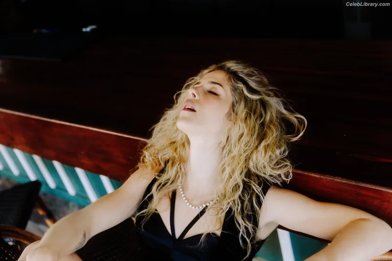 Emily Bett Rickards photo 17 of 80