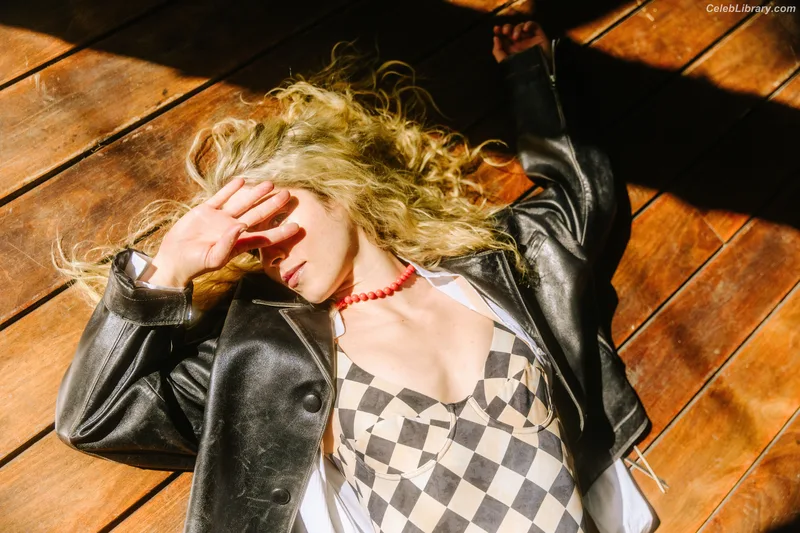 Emily Bett Rickards photo 20 of 80