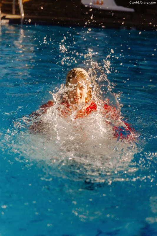 Emily Bett Rickards photo 3 of 80