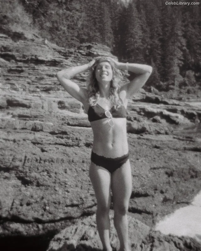 Emily Bett Rickards photo 6 of 80