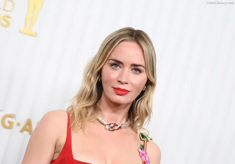 Emily Blunt photo 1 of 322