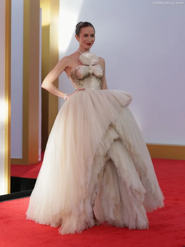 Emily Blunt photo 24 of 322
