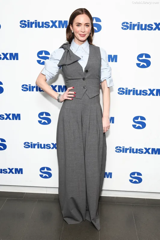 Emily Blunt photo 1 of 322