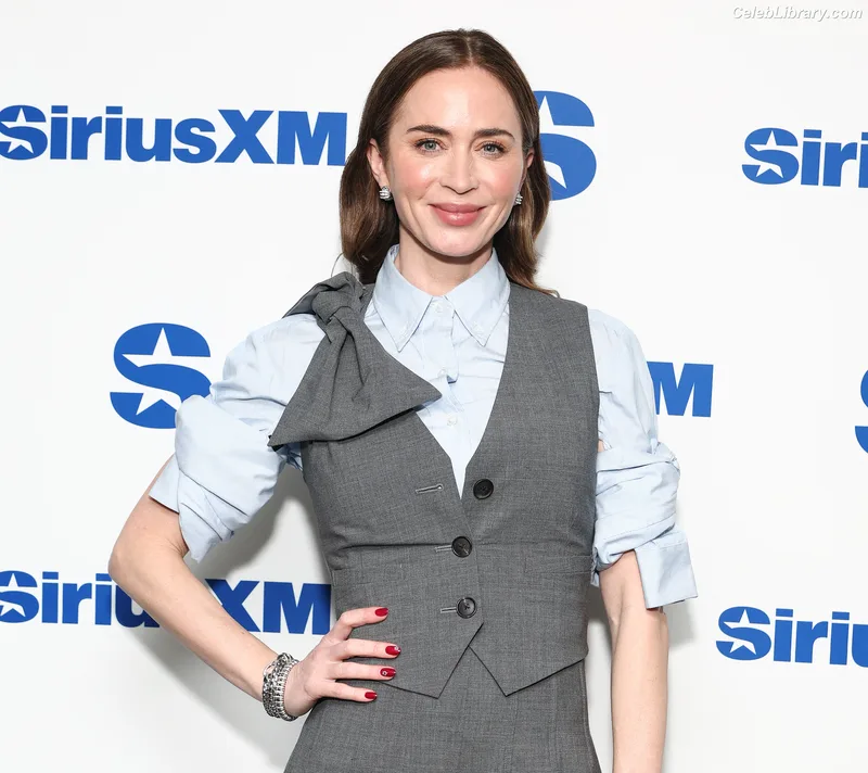 Emily Blunt photo 3 of 322