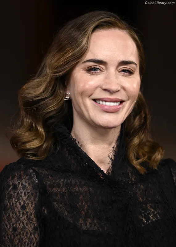Emily Blunt photo 7 of 322