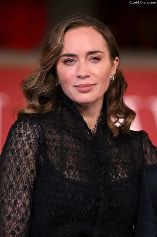 Emily Blunt photo 11 of 322
