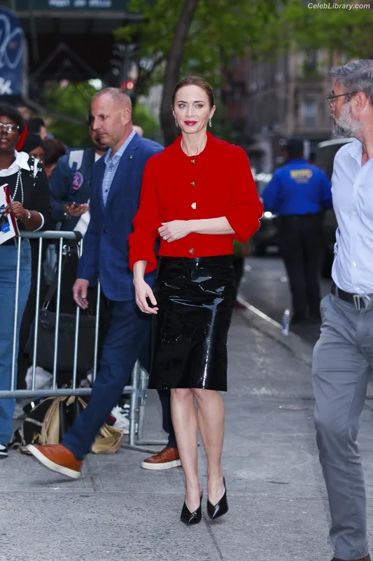 Emily Blunt photo 16 of 322