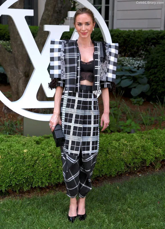 Emily Blunt photo 23 of 322