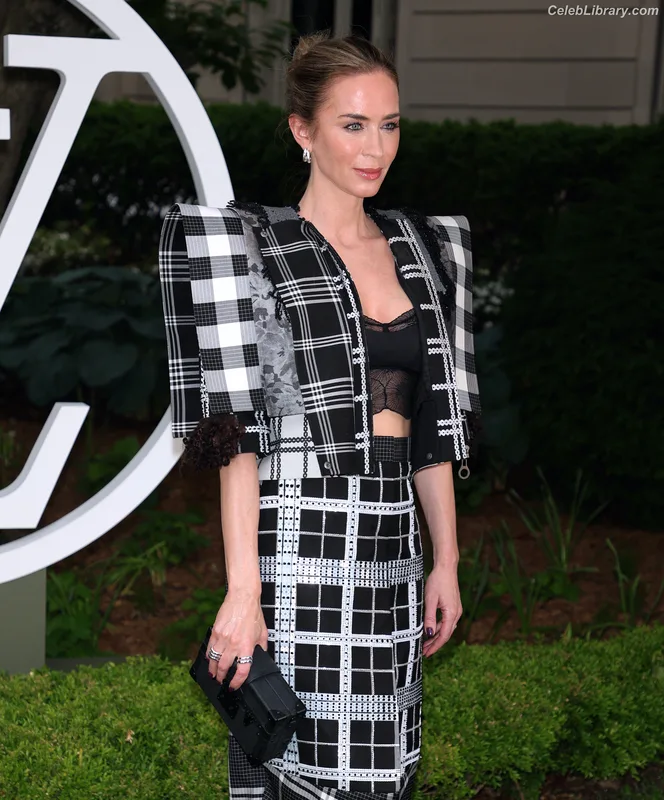 Emily Blunt photo 24 of 322