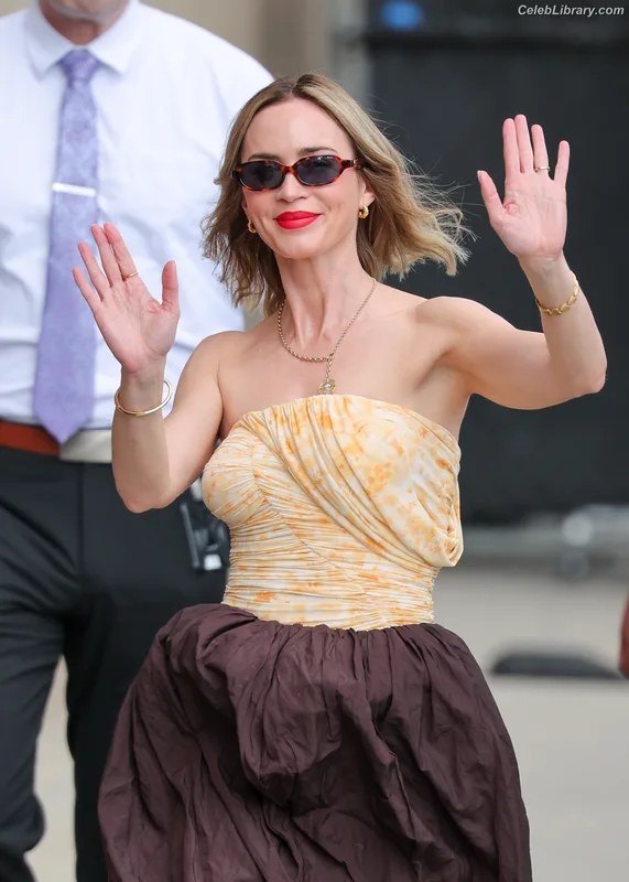 Emily Blunt photo 1 of 322