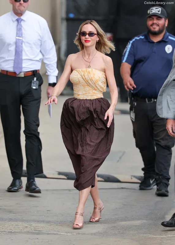 Emily Blunt photo 2 of 322