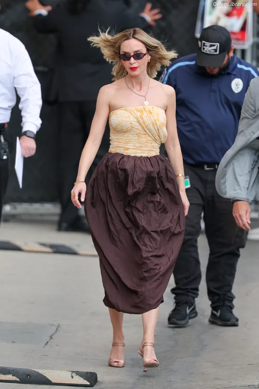 Emily Blunt photo 4 of 322