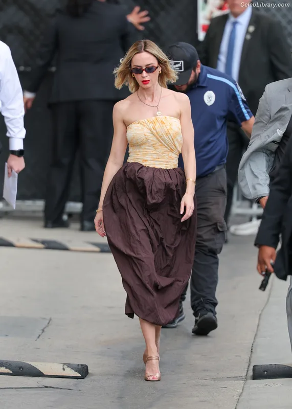Emily Blunt photo 5 of 322