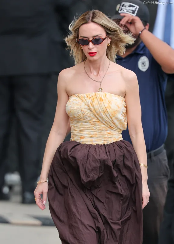 Emily Blunt photo 6 of 322