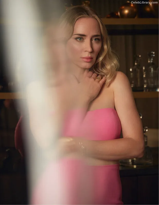 Emily Blunt photo 21 of 322
