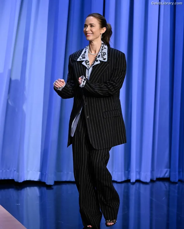 Emily Blunt photo 13 of 322