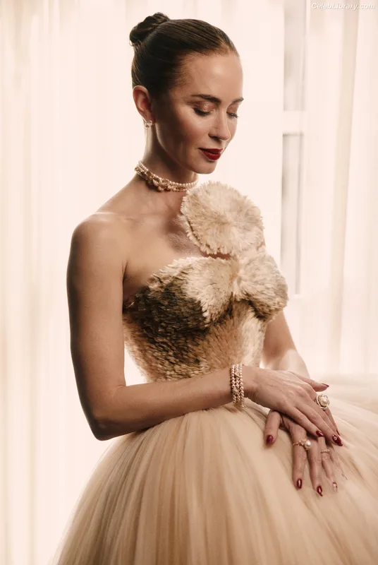 Emily Blunt photo 21 of 322