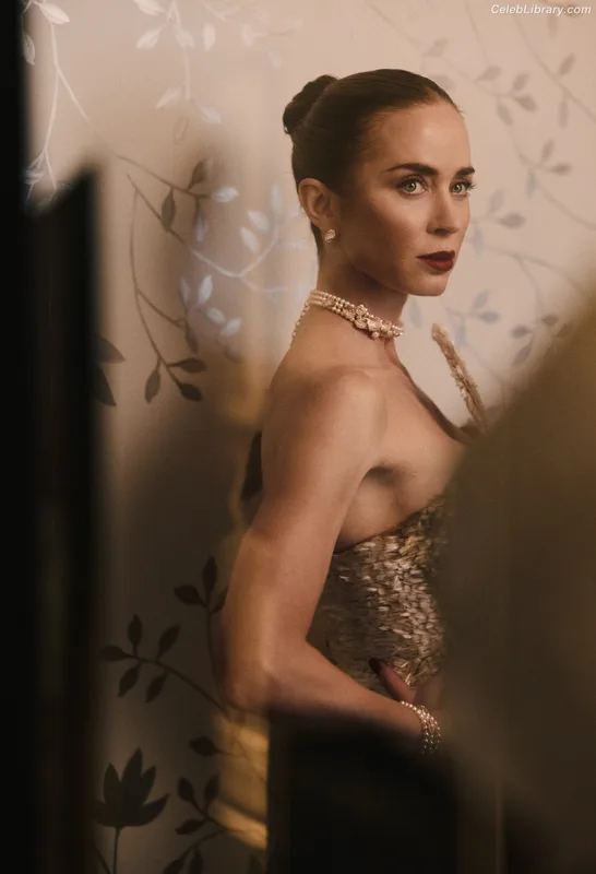 Emily Blunt photo 24 of 322