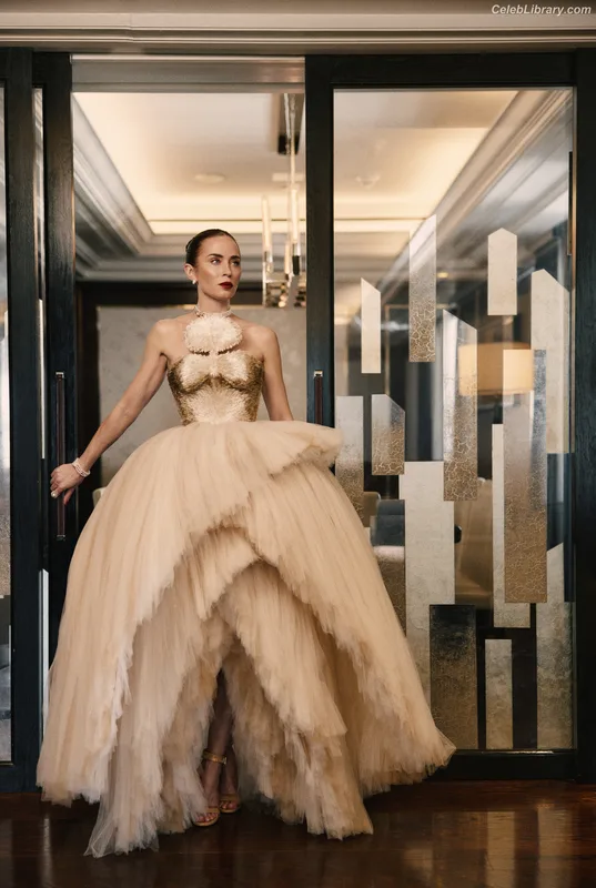 Emily Blunt photo 2 of 322