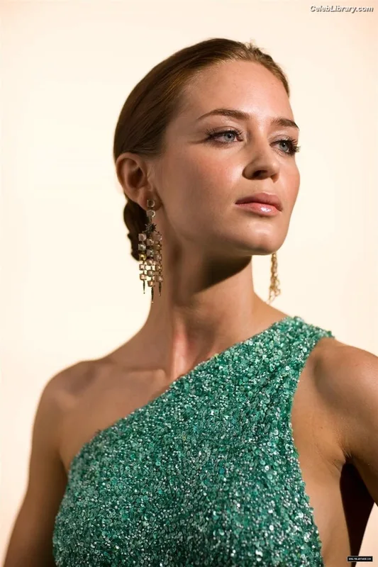 Emily Blunt photo 4 of 322
