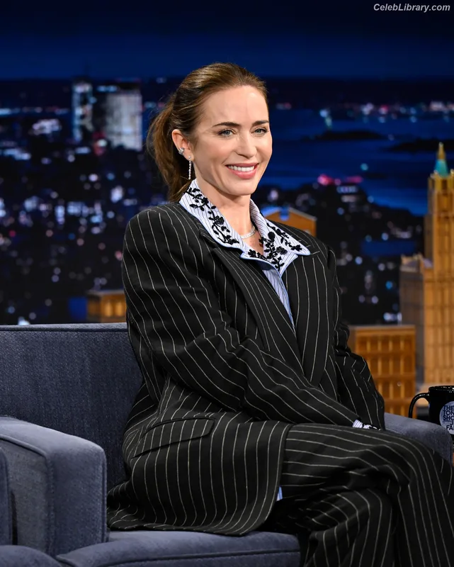 Emily Blunt photo 21 of 322
