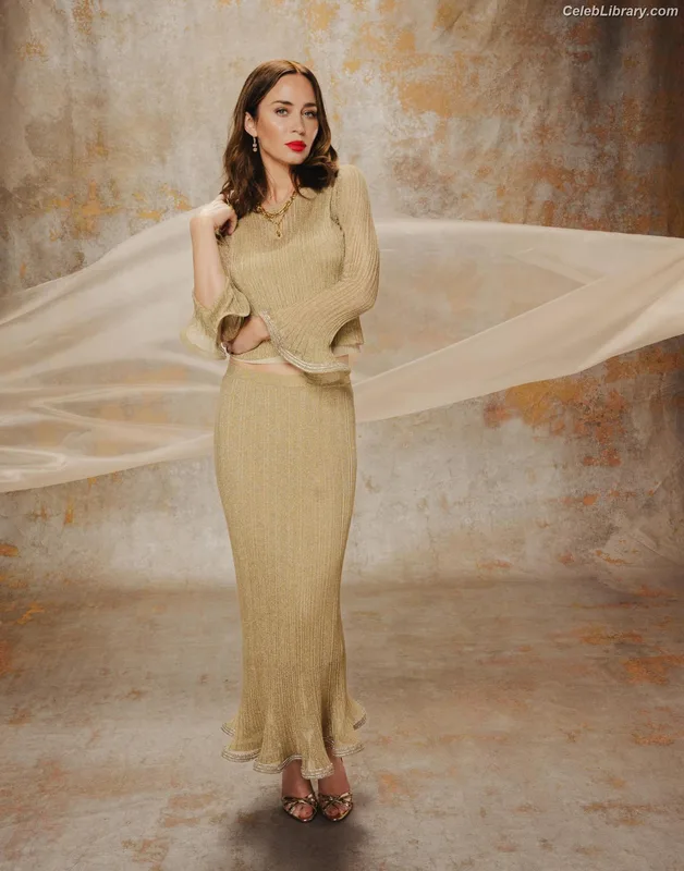 Emily Blunt photo 18 of 322