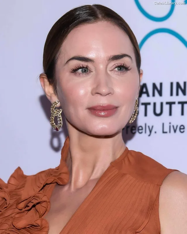 Emily Blunt photo 24 of 322