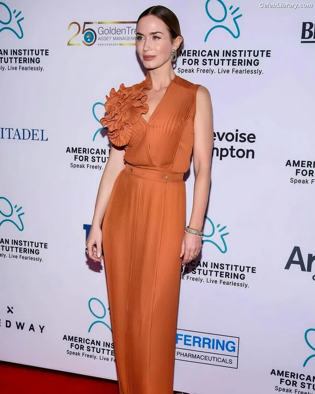 Emily Blunt photo 1 of 322