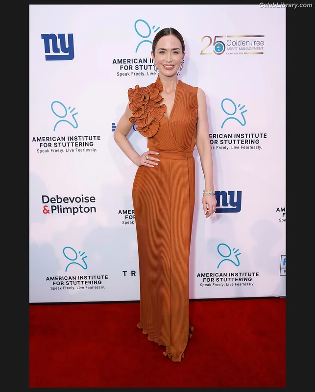 Emily Blunt photo 2 of 322