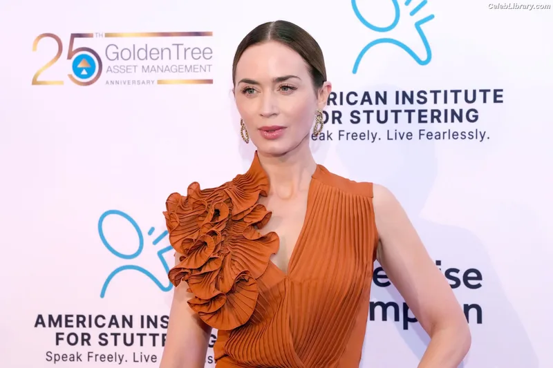 Emily Blunt photo 7 of 322