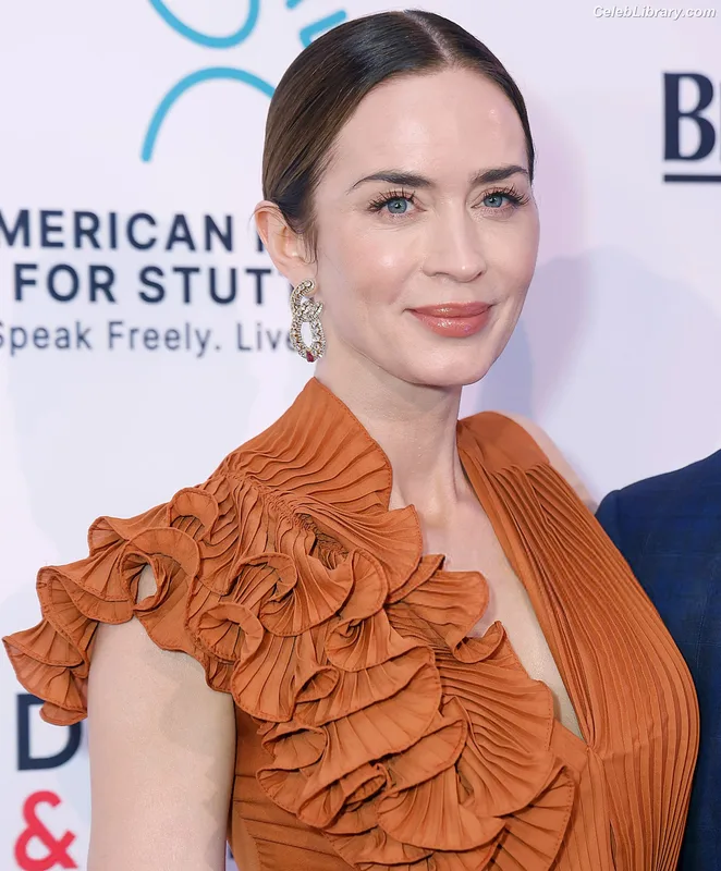 Emily Blunt photo 8 of 322