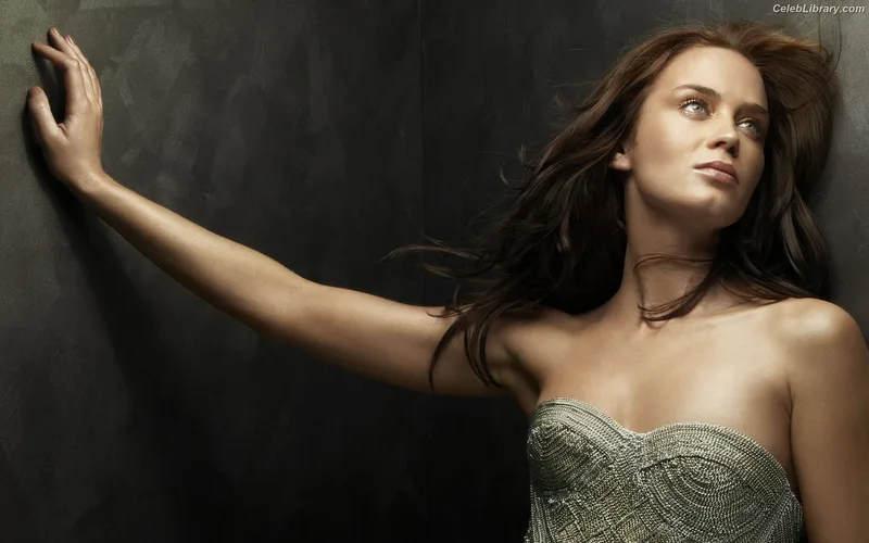 Emily Blunt photo 18 of 322