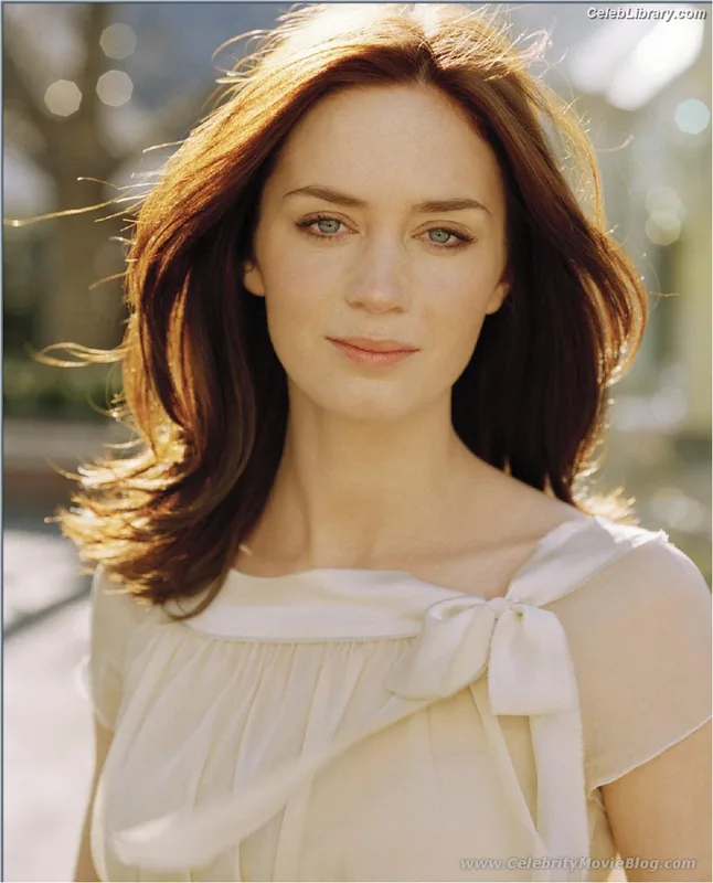 Emily Blunt photo 1 of 322