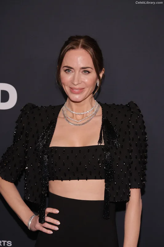 Emily Blunt photo 5 of 322