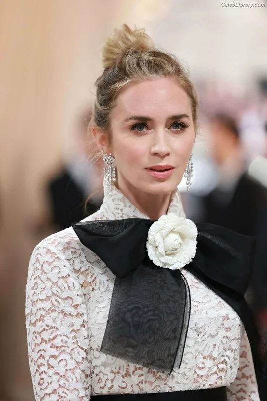 Emily Blunt photo 15 of 322