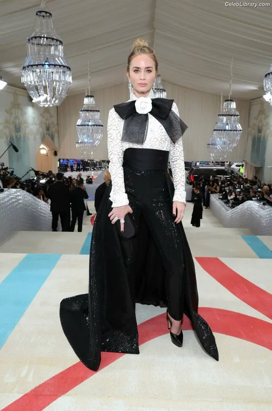 Emily Blunt photo 16 of 322