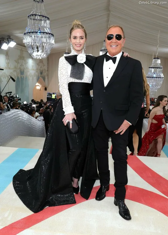 Emily Blunt photo 17 of 322