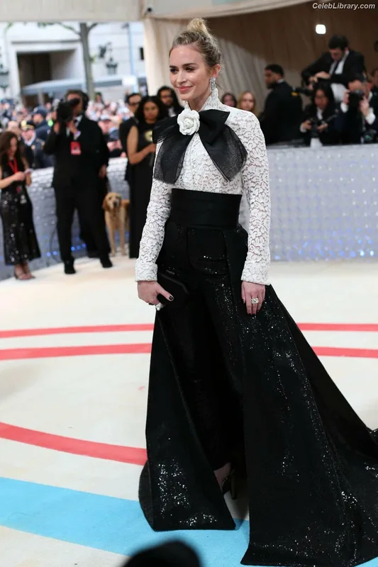 Emily Blunt photo 20 of 322
