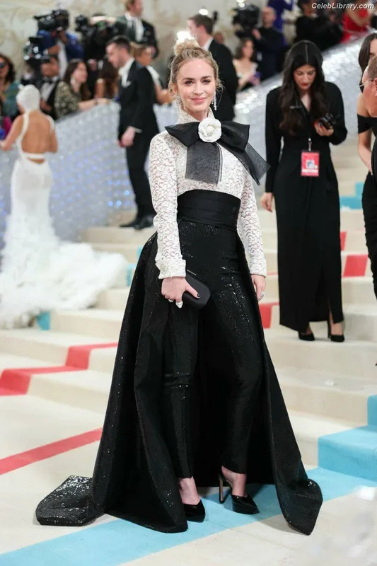 Emily Blunt photo 22 of 322