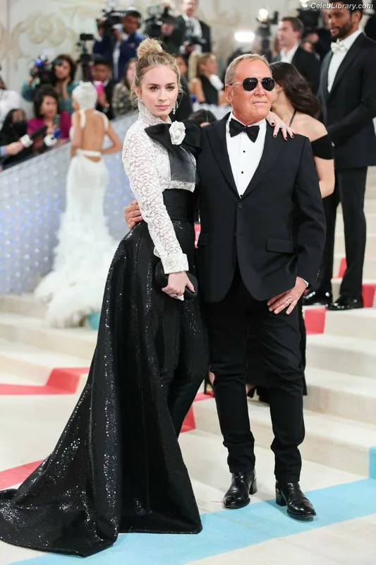 Emily Blunt photo 23 of 322