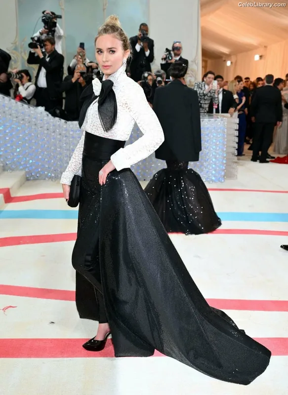 Emily Blunt photo 24 of 322