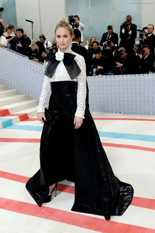 Emily Blunt photo 2 of 322