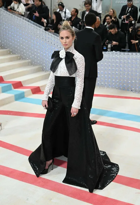 Emily Blunt photo 3 of 322